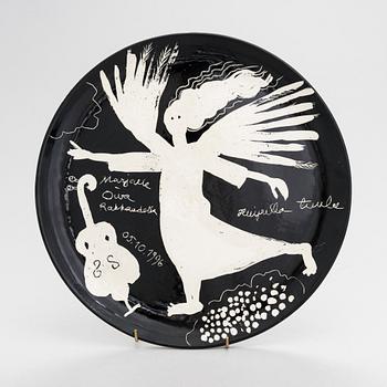 Oiva Toikka, dekorationsfat, keramik, signerad Los Angeles Marjalle Oiva Rakkaudella 05.10. 1996.