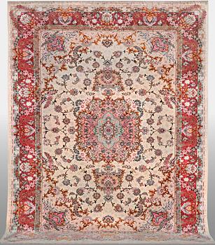 A carpet, Tabriz par silk, 60 Raj, ca 294 x 197 cm.