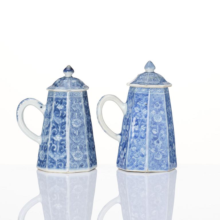 A pair of blue and white pots with covers, Qing dynasty, Kangxi (1662-1722).