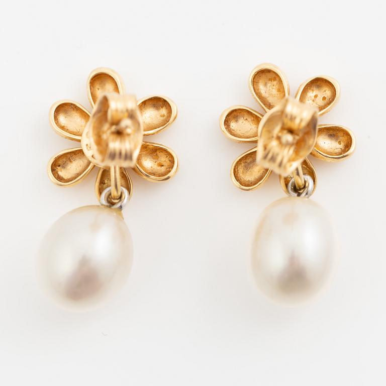 Ole Lynggaard, a pair of earrings in 18K gold set with round brilliant-cut diamonds.
