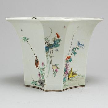 An Chinese octagonal famille rose pot, ealry 20th century.