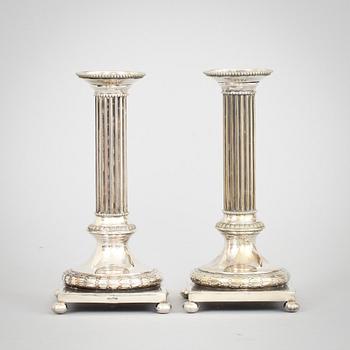 LJUSSTAKAR, ett par, nysilver, gustaviansk stil. 1900-talets första hälft.