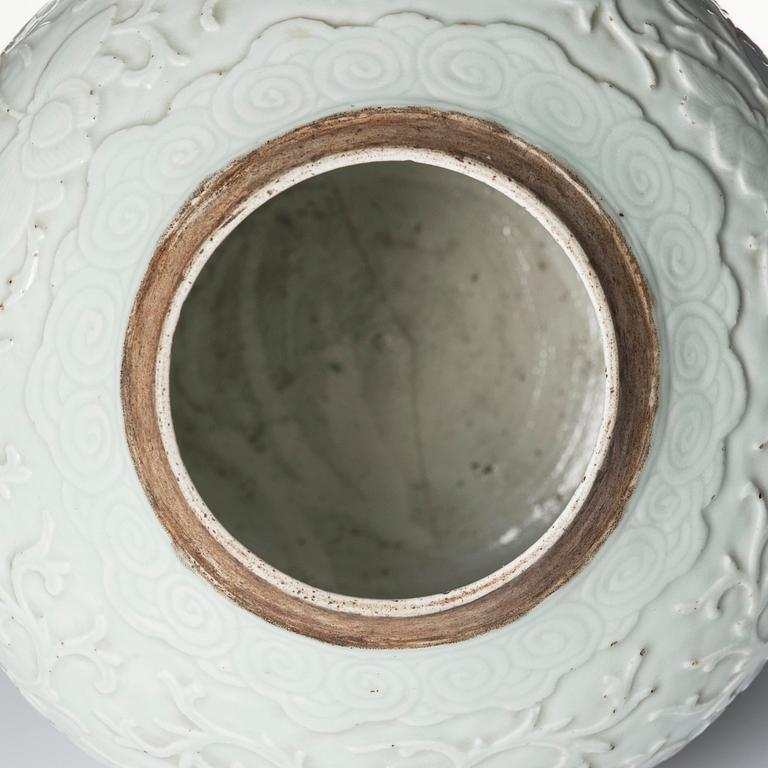 A blanc de chine jar, Qing dynasty, 19th century.