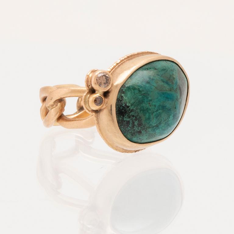 Ring in 18K gold with a cabochon-cut "Eilat stone" and diamonds, Annmari Andersson Malmö 2022.