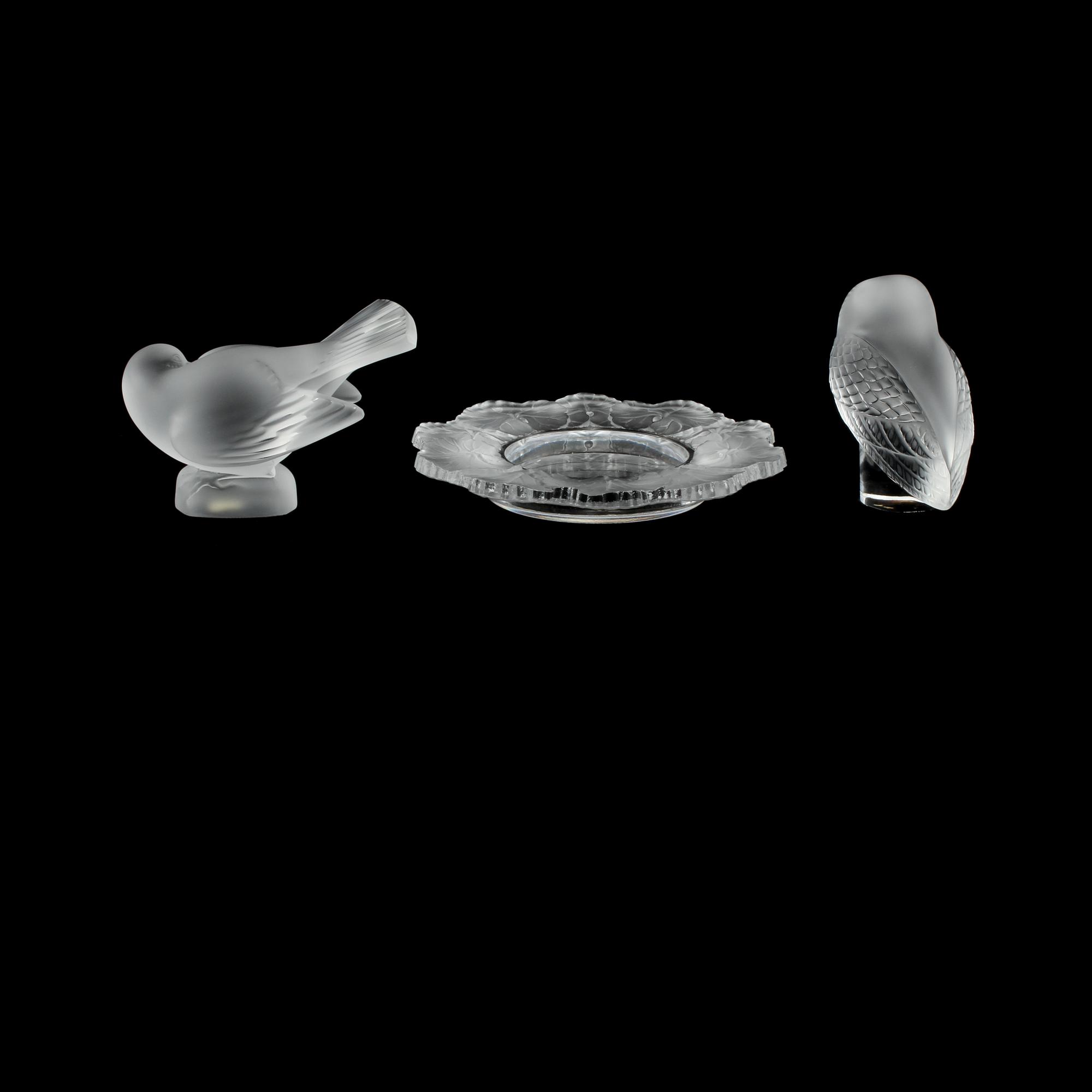 FIGURINER, 2 st, samt SKÅLFAT, glas, Lalique, 1900-talets andra hälft.