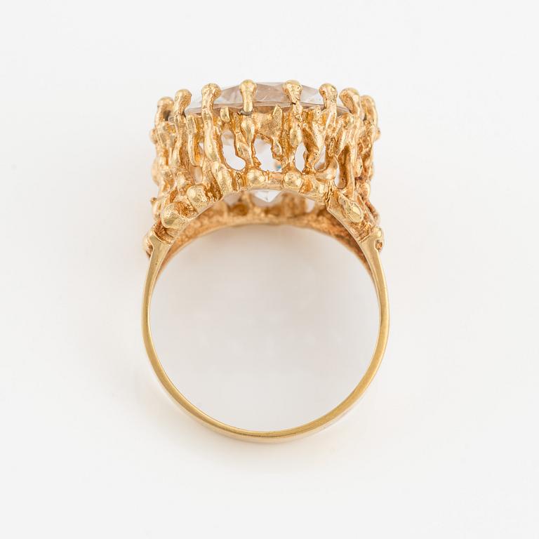 Ring in 18K gold with faceted rock crystal.