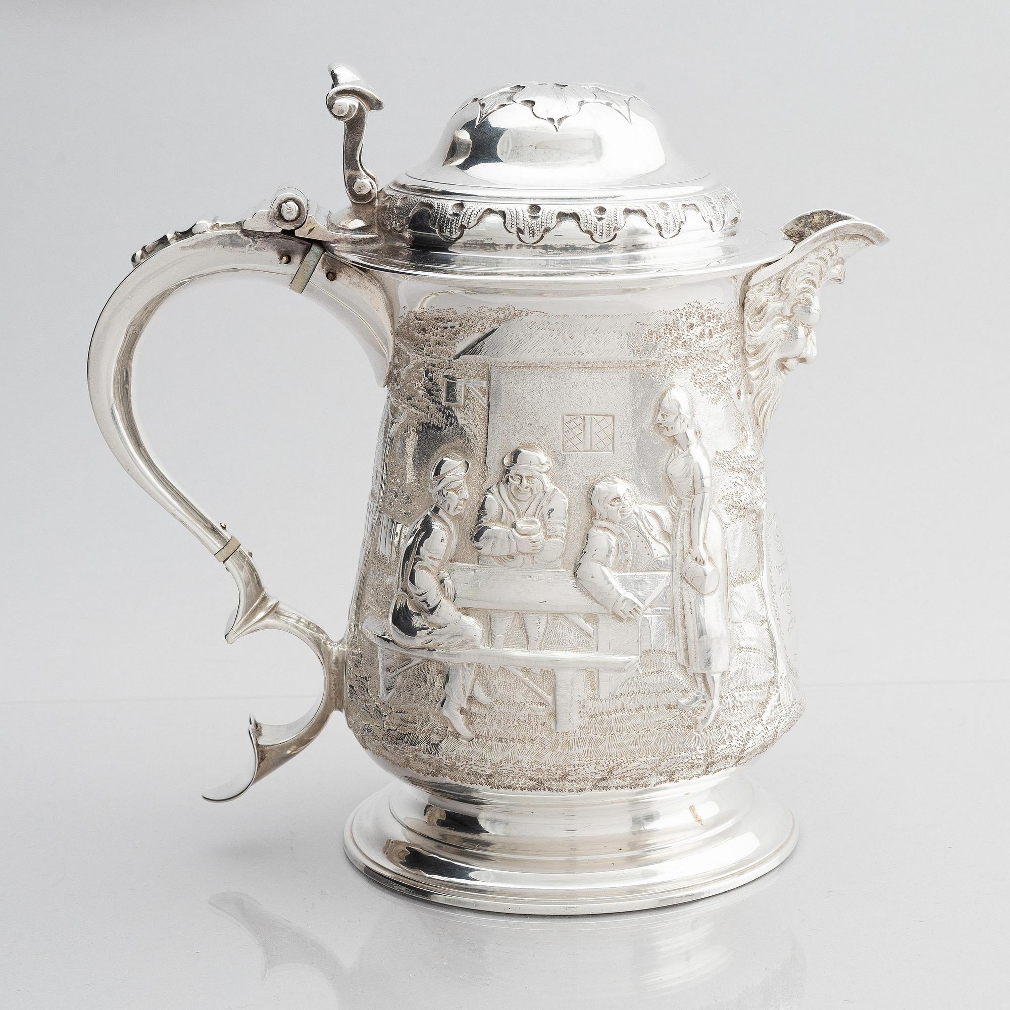Richard Gurney & Co, dryckeskanna/presentationstrofé med lock, silver, London 1752.