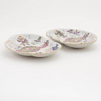 A pair of famille rose dishes, Qing dynasty, 19th Century.