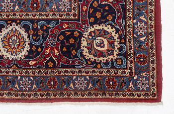 A semi-antique Keshan carpet, c. 416 x 270 cm.