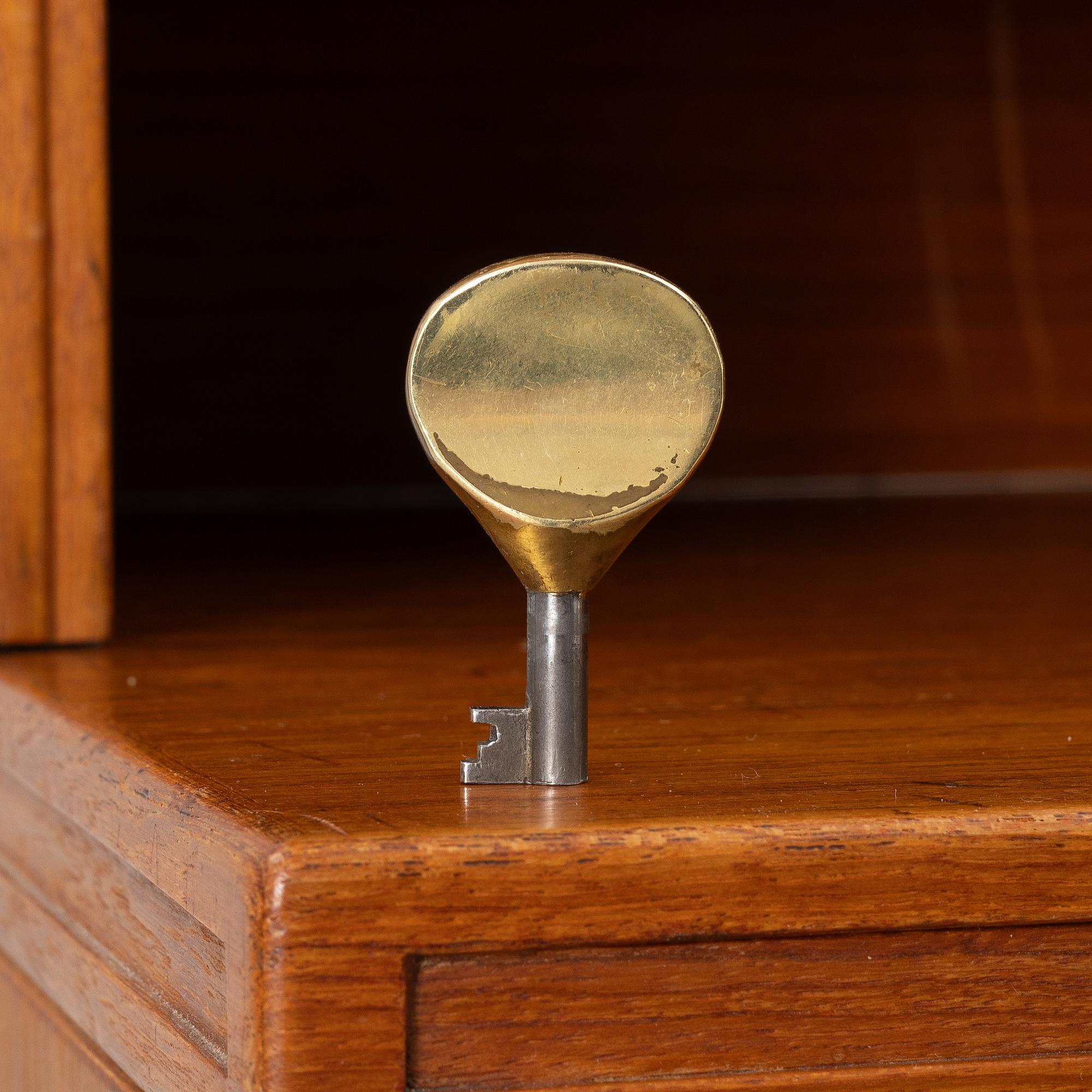 Yngve Ekström, vitrinskåp, "Krus", AB Westbergs Möbler, Tranås,modellen  formgiven 1955.