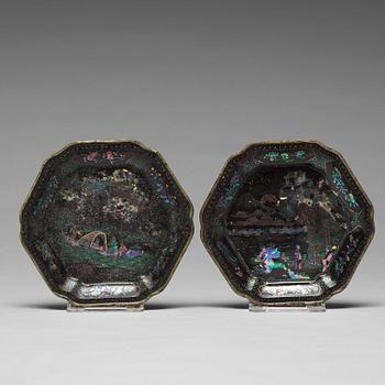 615. A pair of lacque burgautée dishes, Qing dynasty, 18th Century.