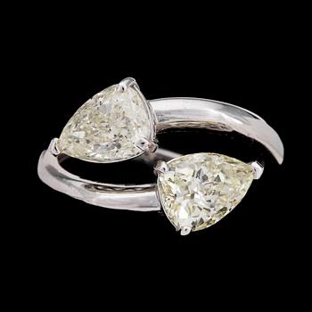 127. RING, 2 fasettslipade diamanter, ca 1.50 resp 1.54 ct.