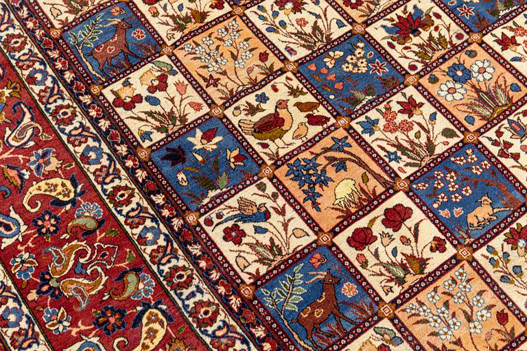 An Isfahan carpet, approx. 284 x 235 cm.