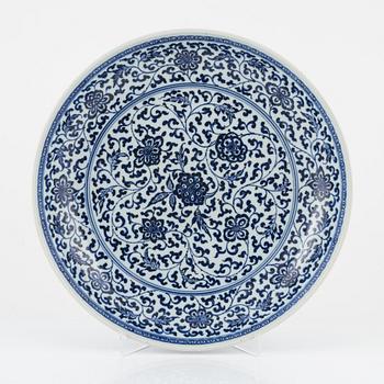 A blue and white porcelain bowl and dish, China, early 20th century.