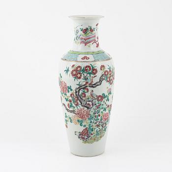 A Chinese famille rose vase, late Qingdynasty/early 20th Century.