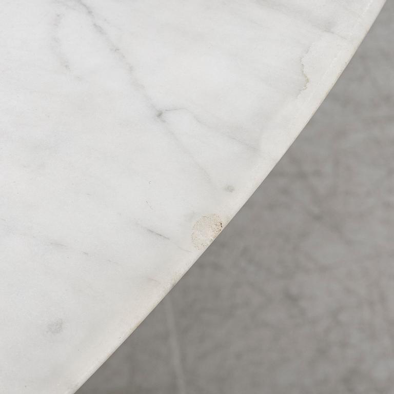 Eero Saarinen, a 'Tulip' dining table.