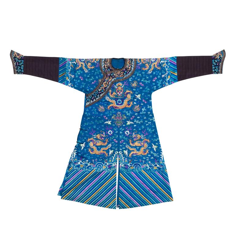 ROBE, silk. Height 145,5 cm. China, late Qing dynasty (1644–1911).