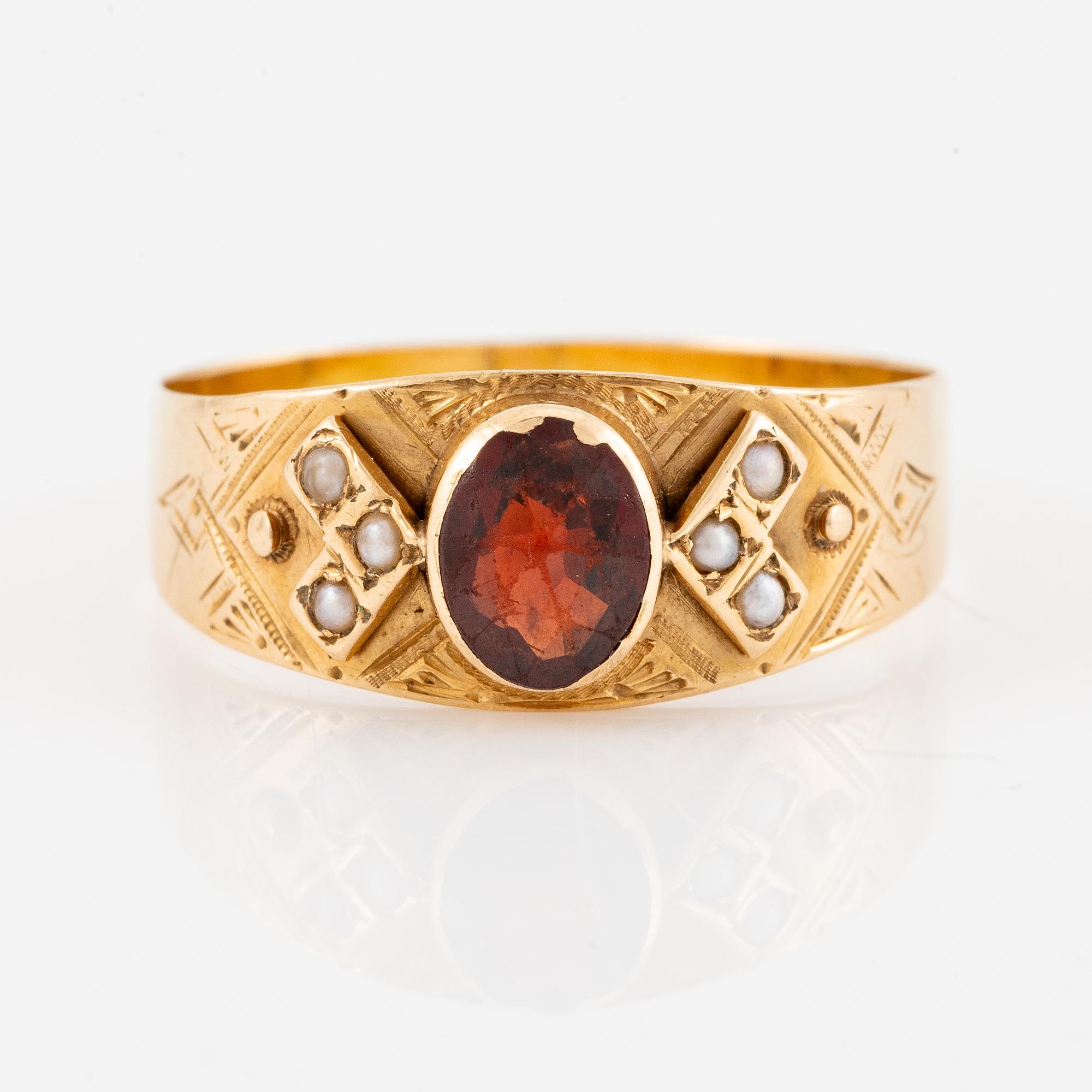 Ring, 18K gold with small pearls and red stone.