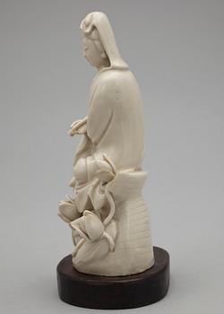 FIGURIN, KRUKA samt VAS, porslin, Kina 1900-tal.