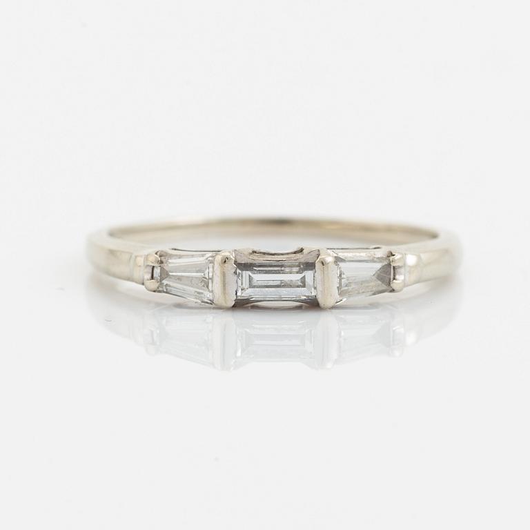 Baguette- and two tapered baguette cut diamond ring.