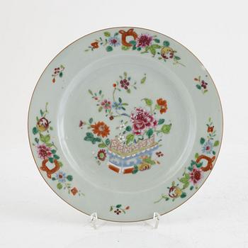 Three Famille Rose plates and two serving dishes, export porcelain, China, Yongcheng/Qianlong, 18th century.