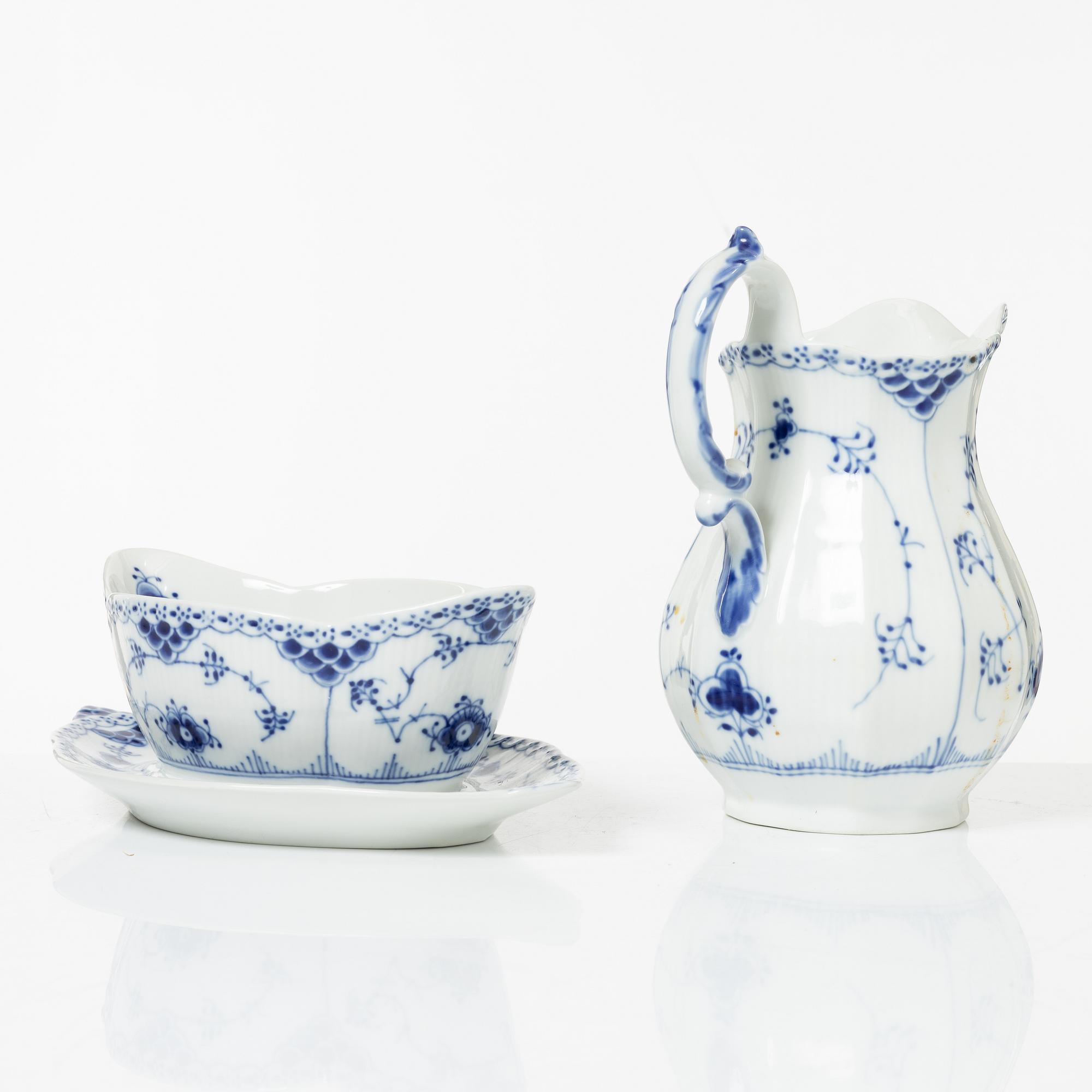 Royal Copenhagen, Service 82 pieces, Musselmalet, half lace.