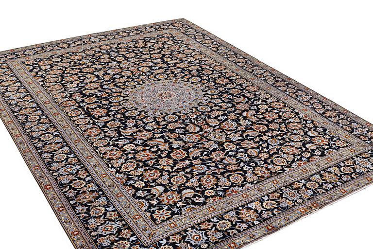A Kashan carpet, c. 405 x 303 cm.