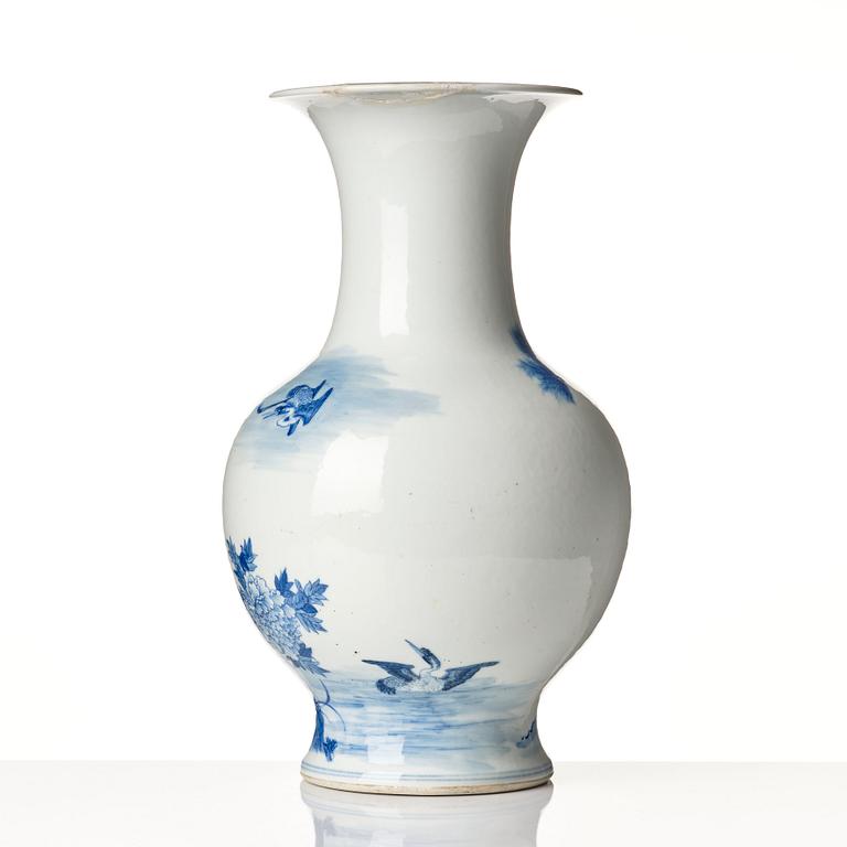 A blue and white baluster vase, late Qing dynasty, 19th Century.