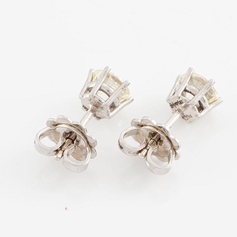 Earrings 14K white gold with brilliant cut diamonds.