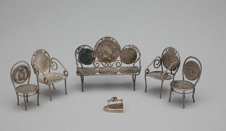 MINIATYRMÖBLER och STRYKJÄRN, 10 delar, silver, sekelskiftet 1900. Totalvikt 100 gr.