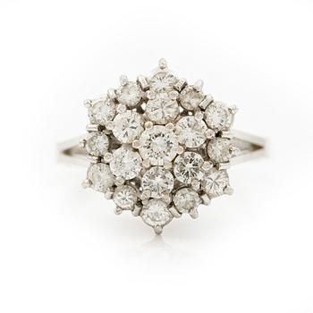 Ring 18K white gold set with brilliant-cut diamonds.
