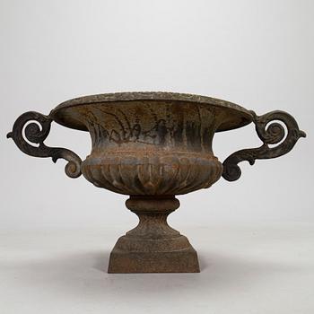 Two garden urns in cast iron, 19th/20th century.