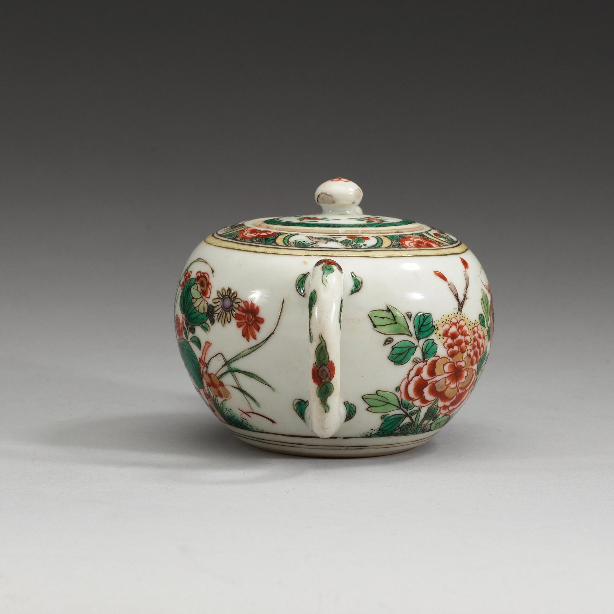 A famille verte tea pot with cover, Qing dynasty, Kangxi (1662-1722).