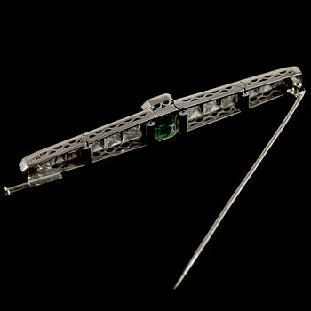 An emerald and brilliant cut diamond brooch, tot. app. 1.30 cts.