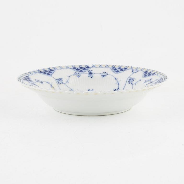 Royal Copenhagen, djupa tallrikar, 14 st, porslin, "Musselmalet helblonde", Danmark.