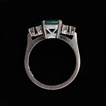 RING, 18k vitguld med smaragd och briljantslipade diamanter tot ca0,21ct. Vikt 5g.
