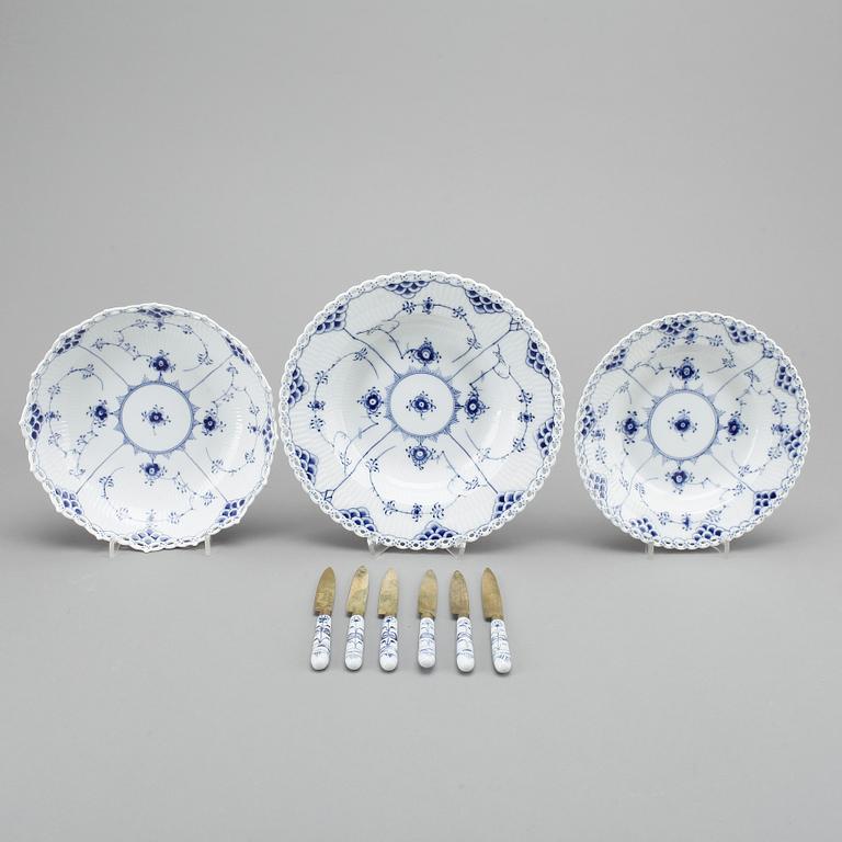 SERVISDELAR, 84 stycken, porslin, Musselmalet, Royal Copenhagen.