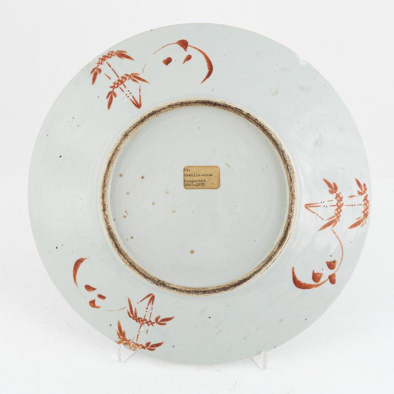A Chinese famille rose dish, Qing dynasty, 19th century.