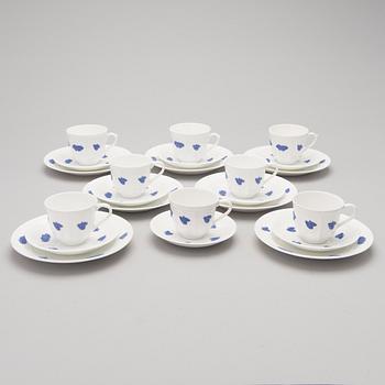 A 43-piece porcelain dinnerware set, "Blå blom", Gustavsberg.