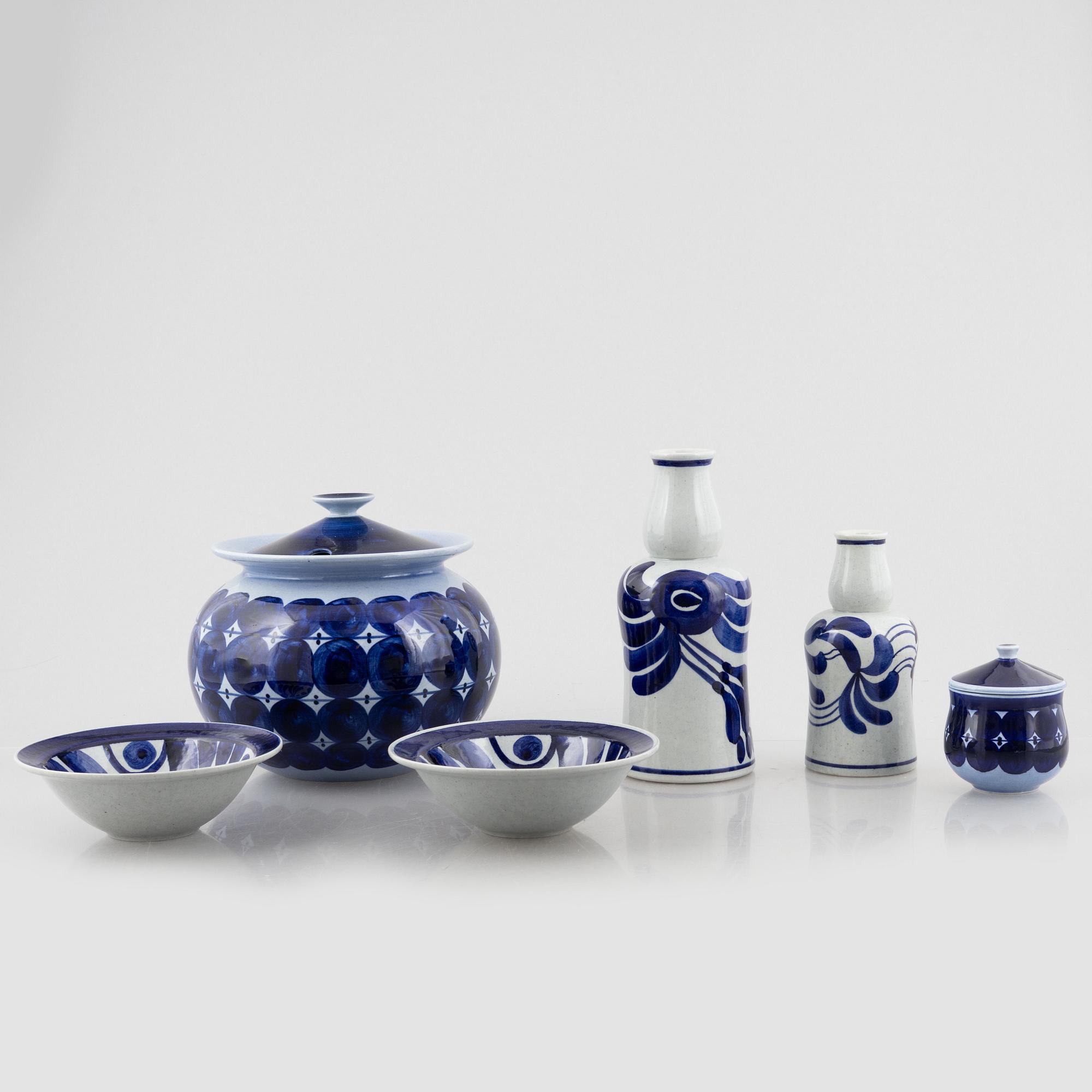 Lisa Larson, vaser, 2 st och skålar, ett par samt terrin med lock och skål med lock, stengods, Gustavsberg.