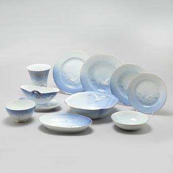 A 57 pcs"Måsen" porcelian dinner service by Bing & Gröndahl, the latter half of the 20th Century.