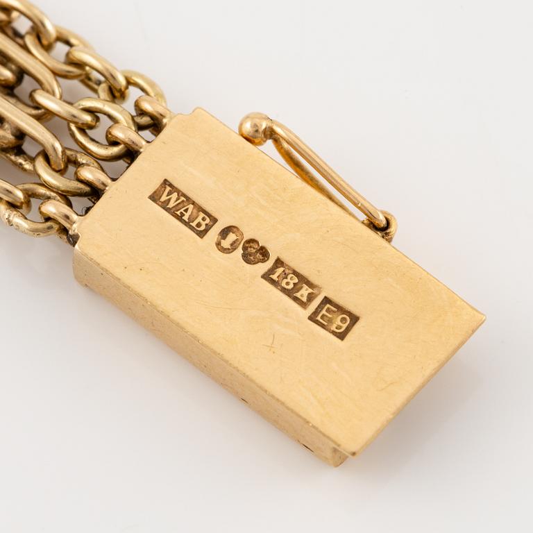 A W.A. Bolin necklace in 18K gold with pearls and white discs.