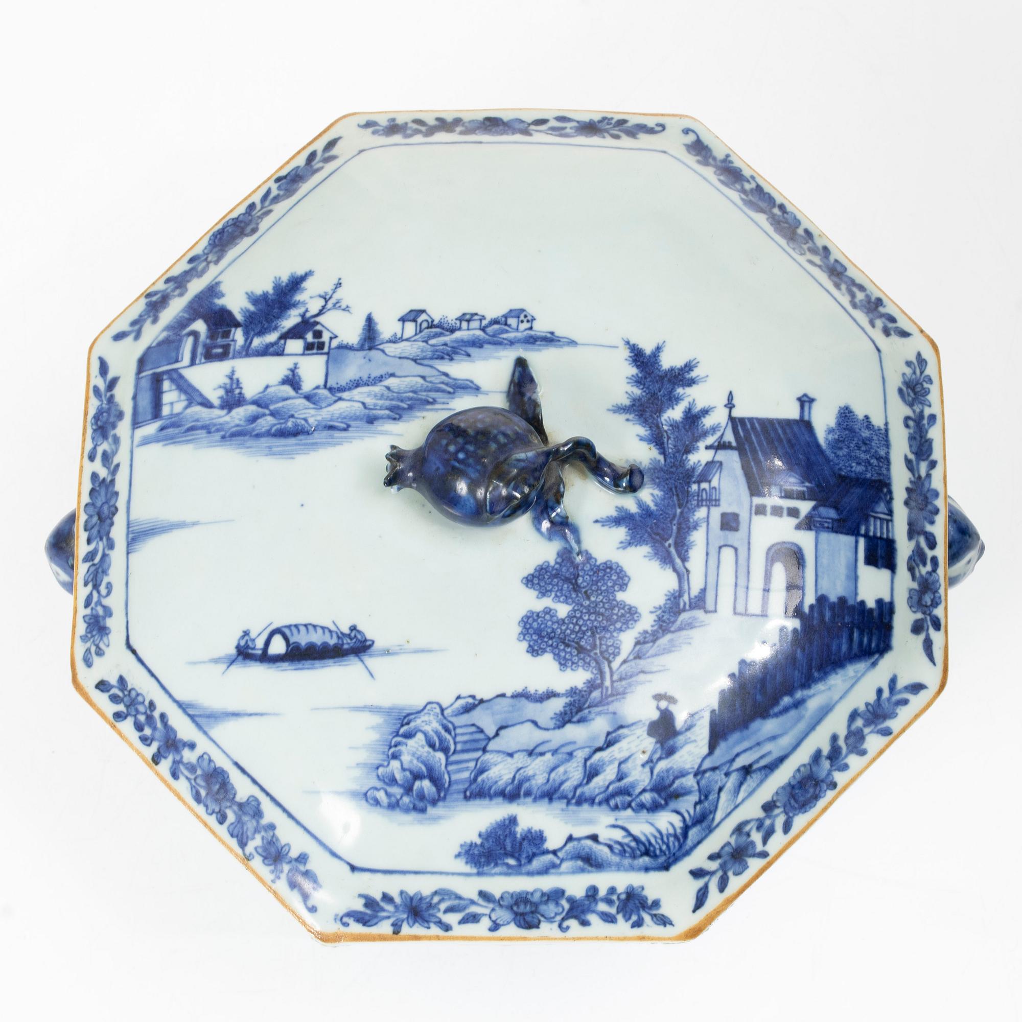 Terrin med lock, kompaniporslin, Kina, Qingdynastin, Qianlong (1736-95).