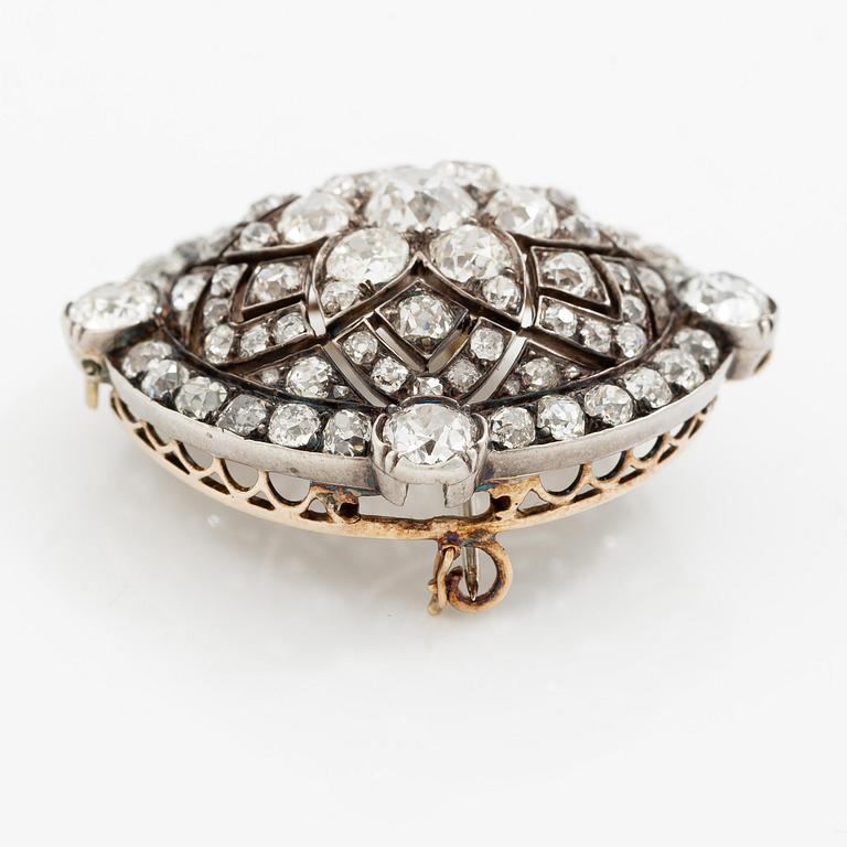 A brooch/pendant in gold and platinum with old-cut diamonds.