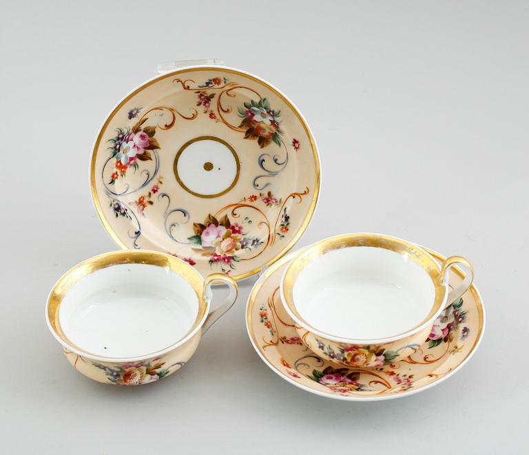 KOPPAR med FAT, sex stycken, porslin. Popov, Ryssland, 1800-talets mitt.