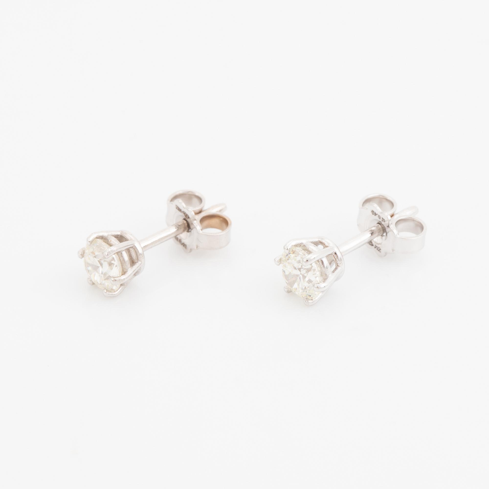 Brilliant cut diamond stud earrings, with GIA dossier.