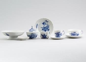 SERVISPORSLIN, 33 delar, porslin, "Blå blomst", Royal Copenhagen.