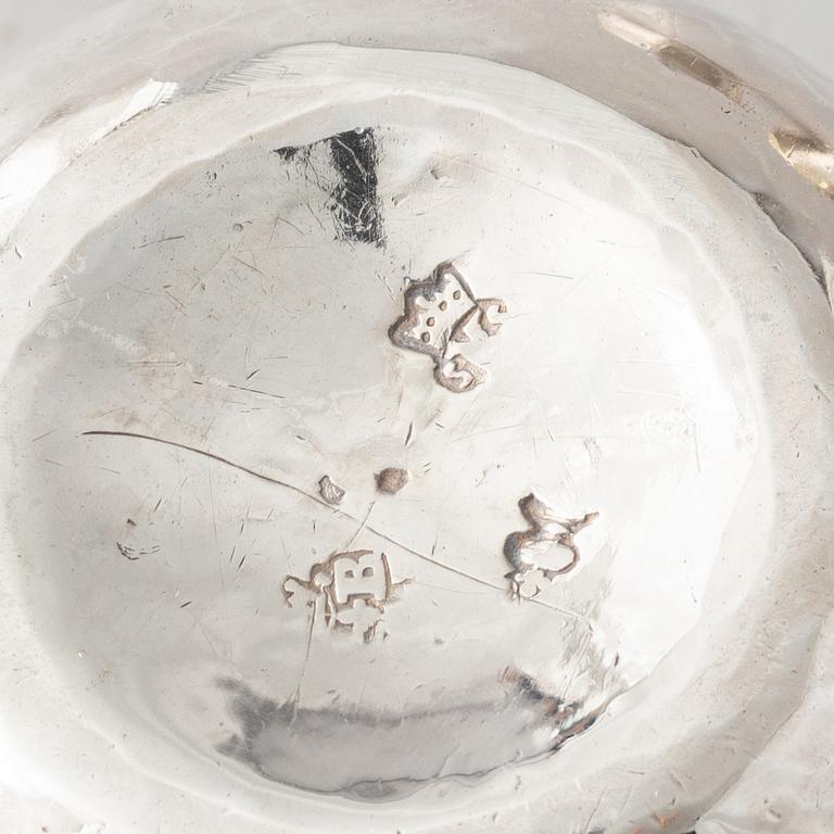 Fyra små silver bägare, 1800-tal, tre från Frankrike och en möjligen Tyskland (Darmstadt).