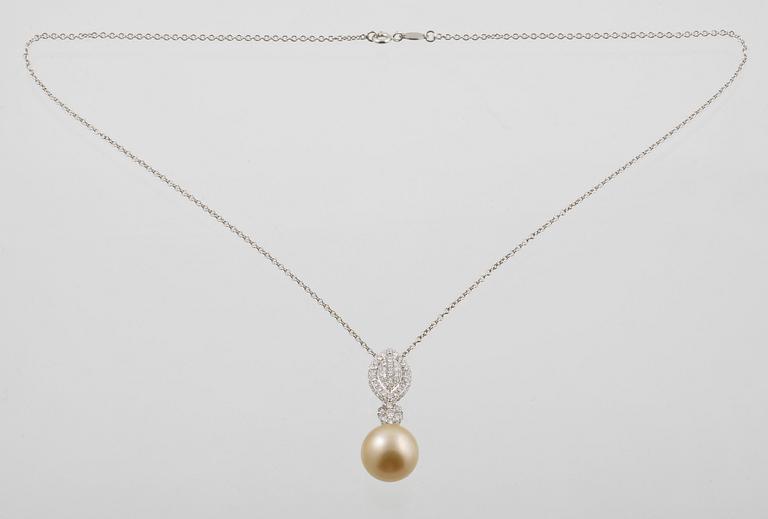 HÄNGE, 18K vitguld med odlad South Sea pärla samt briljantslipade diamanter 0.95 ct. Vikt 9,1 gram.
