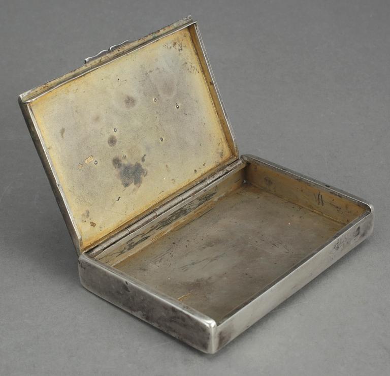 CIGARETTETUI, silver, oidentifierade stämplar, Ryssland, 1896. Vikt ca 145 gram.